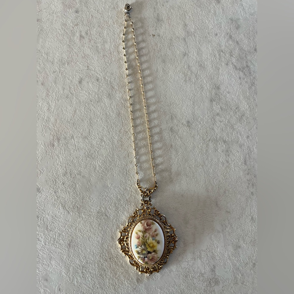 Florenza Vintage Gold Floral Pendant Necklace